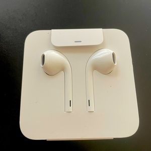 NEW & NEVER USED Apple Earbuds